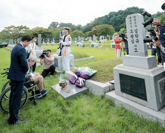 박민식 국가보훈부장관이 13일 오후 유일한 생존 독립유공자인 광복군 출신 오성규 애국지사를 모시고 국립서울현충원내 광복군 제3지대장 김학규 장군 묘역을 방문해 환국 신고를 마치고 참배하고 있다. 국가보훈부 제공