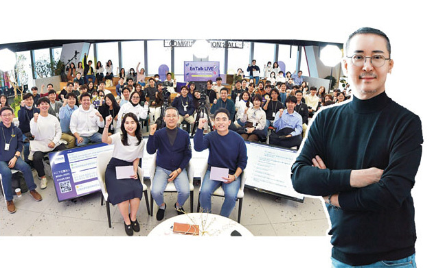 권영수(사진 앞줄 가운데) LG에너지솔루션 부회장이 지난해 11월 서울 영등포구 LG에너지솔루션 본사에서 열린 CEO 타운홀 미팅 ‘엔톡 라이브’에서 임직원들과 기념사진을 찍고 있다. LG에너지솔루션 제공