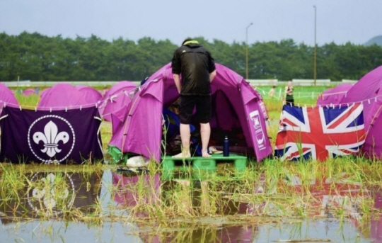 잼버리 벨기에 대표단이 개영식 전날인 지난 1일 인스타그램 공식 계정에 물웅덩이 위에 플라스틱 팔레트를 깔고 텐트를 치는 사진을 게시했다. 잼버리 벨기에 대표단 인스타그램 캡처