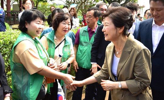 박근혜 전 대통령이 15일 오전  경북 구미시 상모동 박정희 전 대통령 생가를 찾아 시민들과 인사하고 있다. 2023.08.15. 뉴시스