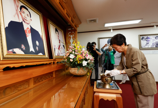 박근혜 전 대통령이 15일 오전 경북 구미시 상모동 박정희 전 대통령를 찾아 분향하고 있다. 연합뉴스