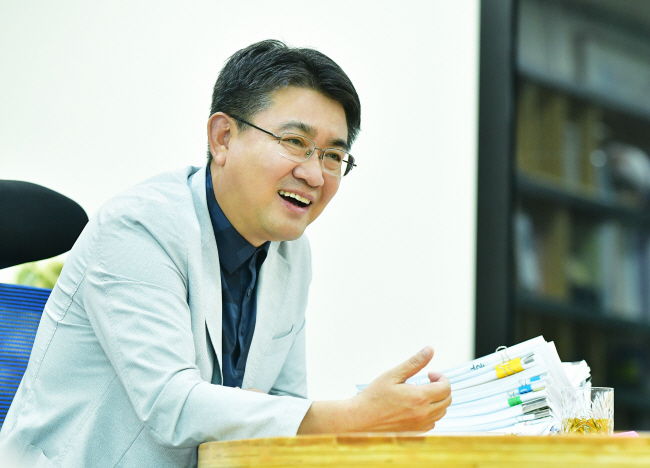 오승록 노원구청장이 민선 8기 1년의 성과를 소개하며 환하게 웃고 있다. 노원구청 제공