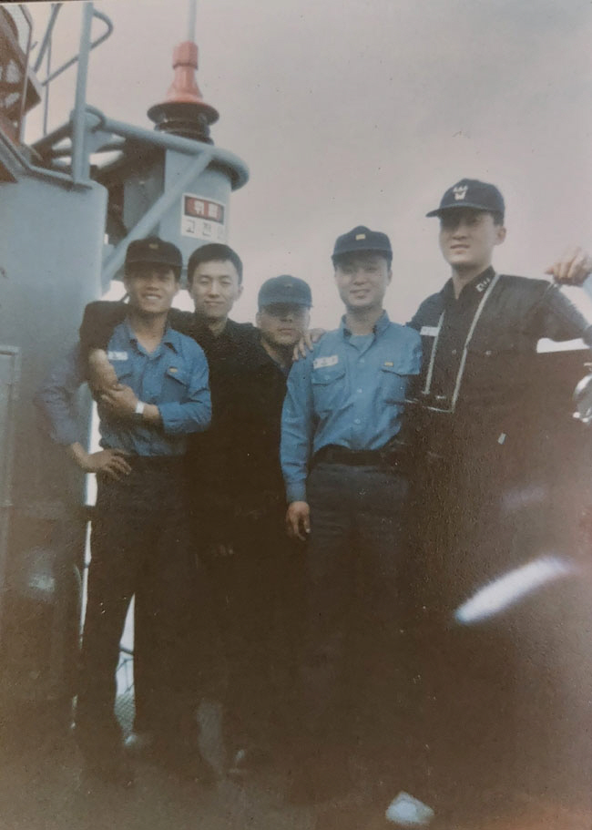 1984년 가을 동해로 출동한 인천함에서 배희수(맨 오른쪽) 갑판사관사님과 동기들.