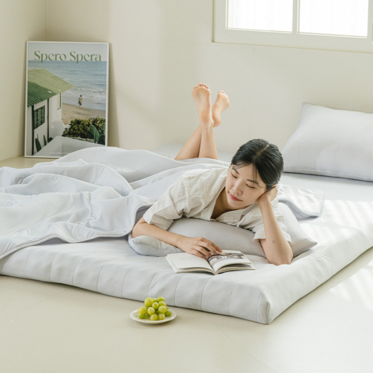 앳홈은 자사 침구 브랜드 ‘자몬스’의 여름 시즌오프 행사를 내달 3일까지 진행한다. 앳홈 제공