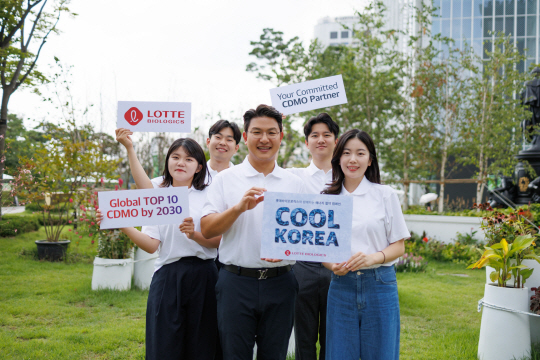 이원직 롯데바이오로직스 대표(가운데)가 임직원과 함께 간편복을 착용하고, ‘쿨 코리아 챌린지’를 홍보하기 위한 기념 촬영을 진행하고 있다. 롯데바이오로직스 제공