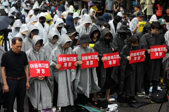 전국 초중고 교사들이 지난 12일 서울 종로구 종각 일대에서 열린 집회에서 스스로 목숨을 끊은 서이초 교사를 추모하며 교사 생활지도권 보장 등을 요구하는 시위를 벌이고 있다. 뉴시스