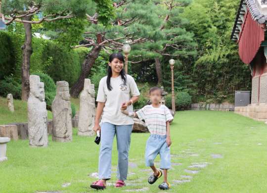 미카엘이 어머니와 함께 야외에서 산책을 하고 있다. 세브란스병원 제공