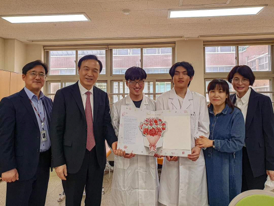 지난 4월 경기 수원시 영통구 이의동에 자리한 특수학교인 아름학교를 방문한 임태희 경기도교육감이 교직원 및 재학생과 면담한 뒤 기념촬영을 하고 있다. 경기도교육청 제공