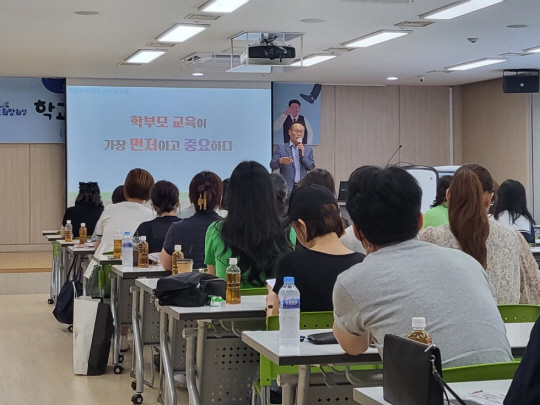지난 16일 경기 화성시 병점동 유앤아이센터 세미나실에서 오해두 학교폭력상담소장이 화성시청 공무원 40여 명을 대상으로 학교폭력 예방 교육을 하고 있다. 박성훈 기자