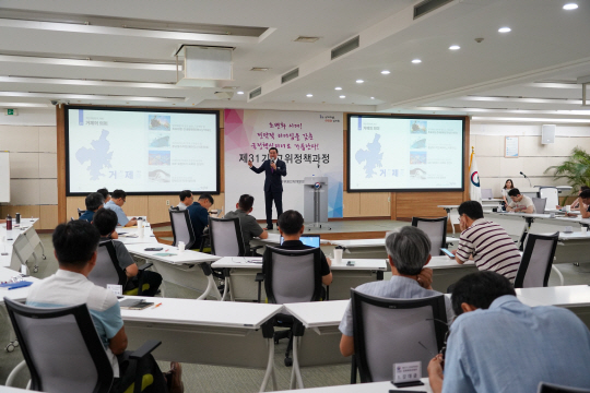 박종우 경남 거제시장이 17일 국가인재원에서 중앙부처 고위 공무원 등을 대상으로 재난대응 특강을 하고 있다. 거제시청 제공