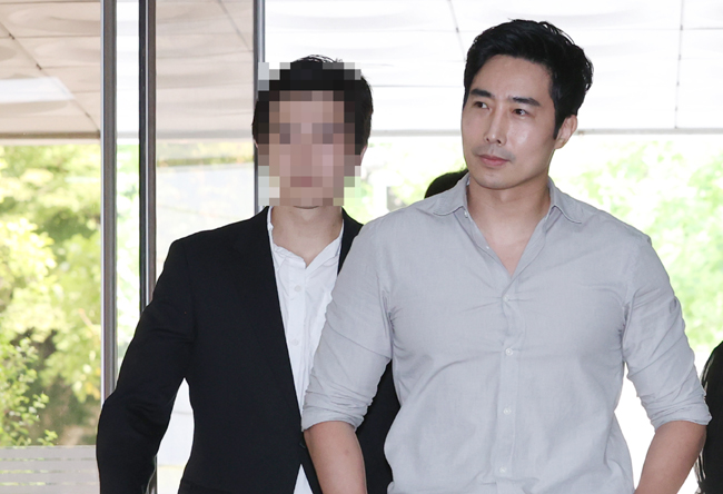 우크라이나 전쟁 참전 관련 여권법 위반 혐의 등으로 기소된 이근 전 대위가 17일 오전 서울 서초구 서울중앙지방법원에서 열린 1심 선고 공판에 출석하고 있다. 연합뉴스