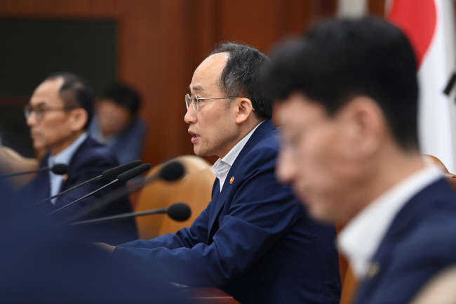 추경호(가운데) 부총리 겸 기획재정부 장관이 17일 오전 정부서울청사에서 ‘비상경제장관회의 겸 수출투자대책회의’를 주재하고 있다. 문호남 기자