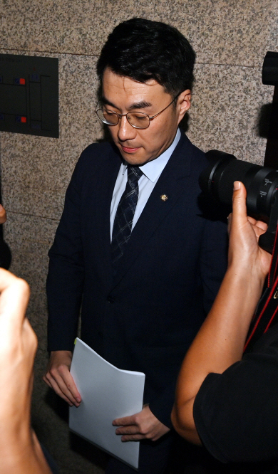 더불어민주당을 탈당한 무소속 김남국 의원이 17일 오전 자신을 둘러싼 거액의 ‘코인 투기·보유’ 의혹을 직접 소명하기 위해 국회 윤리특별위원회 소위원회에 출석하고 있다.  박윤슬 기자