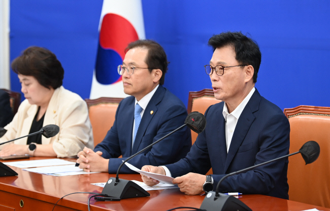박광온(오른쪽) 더불어민주당 원내대표가 17일 오전 국회에서 열린 정책조정회의에 참석해 발언을 하고 있다. 왼쪽부터 정춘숙 의원, 송기헌 원내수석부대표, 박 원내대표. 박윤슬 기자