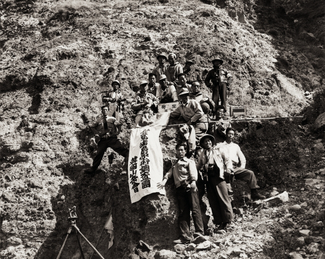 한국산악회가 1953년 제3차 학술조사로 독도를 찾았을 당시 ‘독도’ 표지석을 구릉지대에 설치한 후 찍은 사진. 사진 가장 위에서 왼쪽에 있는 사람이 등반반 막내 대원으로 참가했던 김연덕 옹이다. 한국산악회 제공