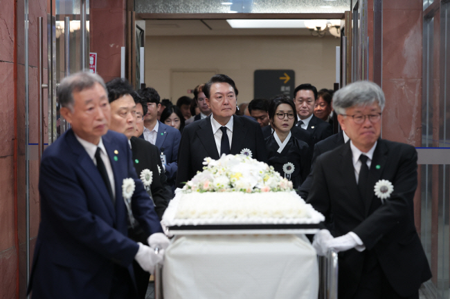 윤석열 대통령이 부인 김건희 여사와 함께 17일 오전 서울 신촌세브란스병원 장례식장에서 열린 부친 윤기중 연세대 명예교수의 발인식에 참석하고 있다.   대통령실 제공