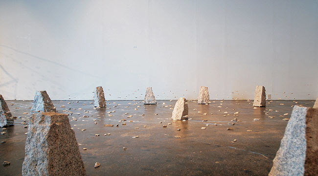 전강옥 ‘비행석’, 화강암, 낚싯줄, 50×400×400㎝, 2008. 크라운해태 제공