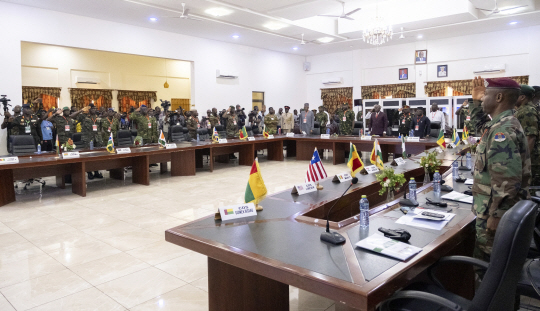서아프리카경제공동체(ECOWAS) 회원국 참모총장들이 17일 가나에서 회의를 갖고 있다. AP 연합뉴스