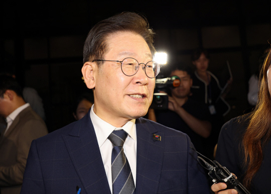 더불어민주당 이재명 대표가 백현동 특혜개발 의혹과 관련해 피의자 신분으로 조사를 마치고 18일 오전 서울 서초동 서울중앙지검을 나서며 취재진의 질문을 받고 있다. 연합뉴스