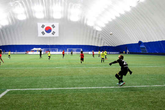 경북 경주에 전국 최초로 건립된 스마트 에어돔축구장에서 유소년들이 축구경기를 하고 있다. 경주시청 제공