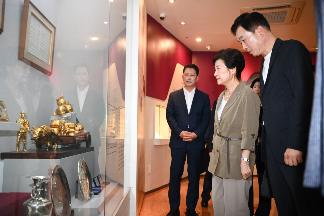 박근혜(가운데) 전 대통령이 지난 15일 경북 구미시 박정희 대통령 역사자료관에서 김장호(왼쪽) 구미시장 등과 전시된 부친 유품을 둘러보고 있다.  구미시청 제공