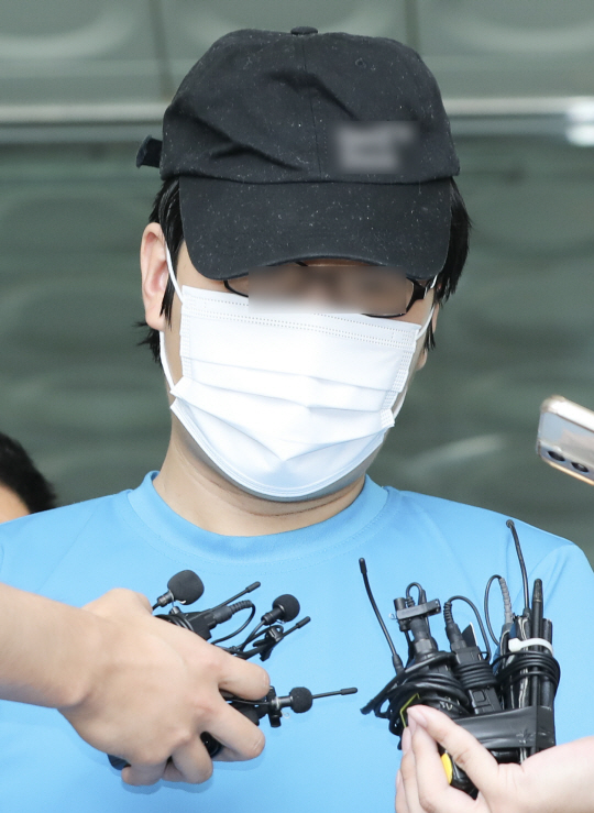 서울 관악구 신림동 공원에서 벌어진 성폭행 사건 피의자 최 모씨가 19일 서울 관악구 관악경찰서에서 구속 전 피의자 심문(영장실질심사)을 받기 위해 법원으로 송치에 앞서 취재진 질문에 답하고 있다. 뉴시스