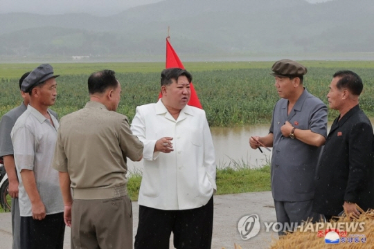 침수 피해지역을 방문한 김정은 위원장. 조선중앙통신 연합뉴스