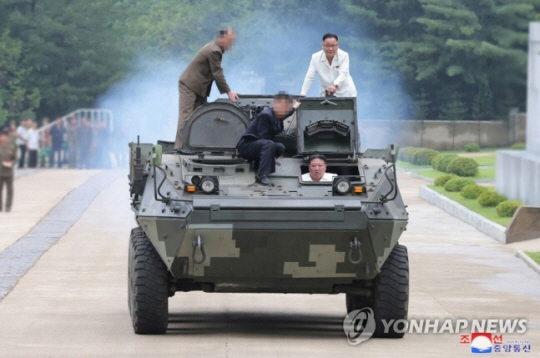 김정은 북한 국무위원장이 주요 군수공장들을 시찰하고 "전쟁준비의 질적수준은 군수산업발전에 달려있다"며 무기 생산능력의 제고를 독려했다.
