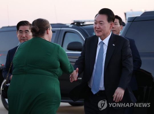 한미일 정상회의를 마친 윤석열 대통령이 18일(현지시간) 미국 워싱턴DC 인근 덜레스 국제공항에서 귀국길에 오르며 환송객들과 인사하고 있다. 연합뉴스.