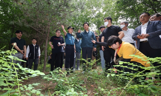 오세훈 서울시장과 박민영 서울 관악경찰서장이 18일 서울 관악구 신림동 한 공원과 연결된 등산로에서 발생한 성폭행 사건 현장을 살펴보고 있다. 사진 뉴시스