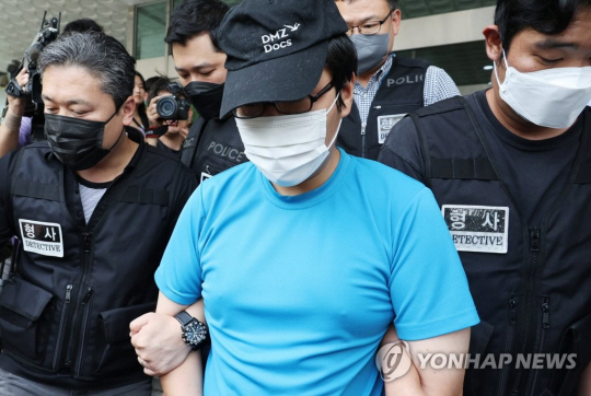 신림동 등산로 성폭행 사건의 피의자 최모 씨가 19일 서울중앙지법에서 열리는 영장실질심사를 위해 관악경찰서를 나서고 있다. 연합뉴스.