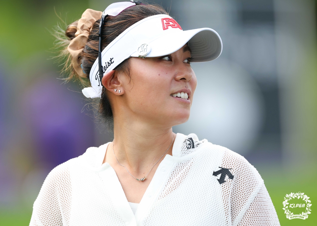 경기 도중 응원에 미소로 답하는 대니얼 강 [연합뉴스]