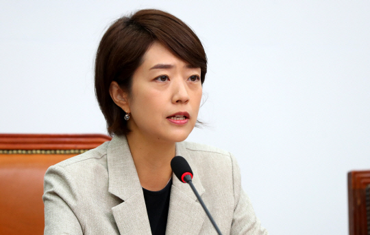 고민정 더불어민주당 언론특위 위원장이 20일 국회에서 열린 기자간담회에서 발언하고 있다. <뉴시스>