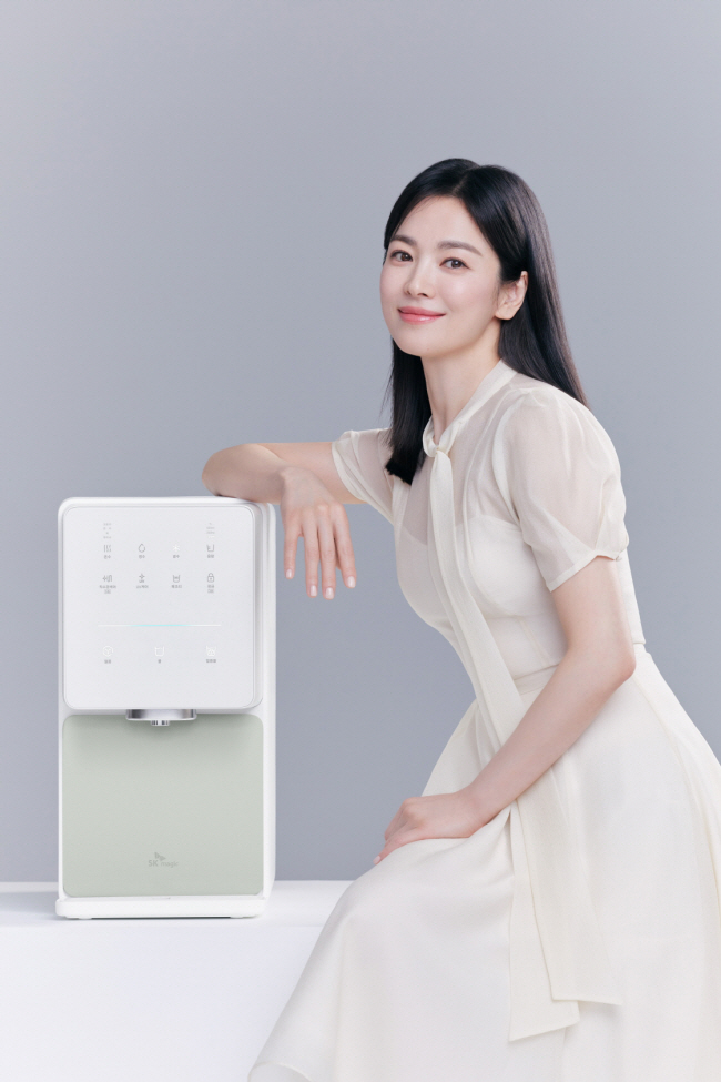 SK매직의 ‘원코크 얼음물 정수기’와 모델인 배우 송혜교.  SK매직 제공