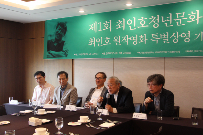 오는 9월 최인호 소설가의 10주기를 맞아 지난 18일 서울 중구 프레스센터에서 이장호(작은 사진 오른쪽부터)·배창호 감독, 김규헌 변호사 등이 ‘최인호청년문화상’ 제정 배경을 설명하고 있다. 최인호청년문화상제정추진위원회 제공