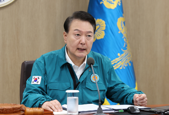 윤석열 대통령이 21일 서울 용산 대통령실 청사에서 열린 을지 및 제35회 국무회의에서 발언하고 있다. 연합뉴스