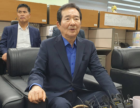 정세균 전 국무총리가 21일 전북도의회에서 기자간담회를 열고 "새만금 세계스카우트 잼버리 파행에 대해 공정하게 시시비비를 가리자"고 밝히고 있다.  연합뉴스