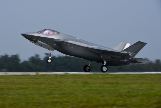 공군의 최첨단 스텔스 전투기 F-35A가 활주로를 이륙하고 있다. 공군 제공