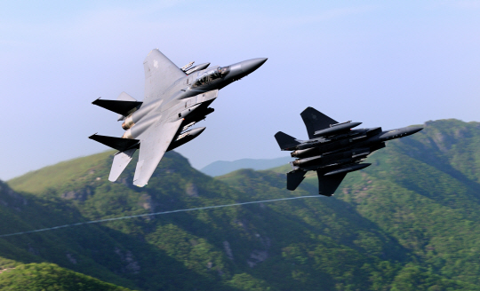 공군의 주력 F-15K 전투기 편대가 공중에서 기동하고 있다. 공군 제공