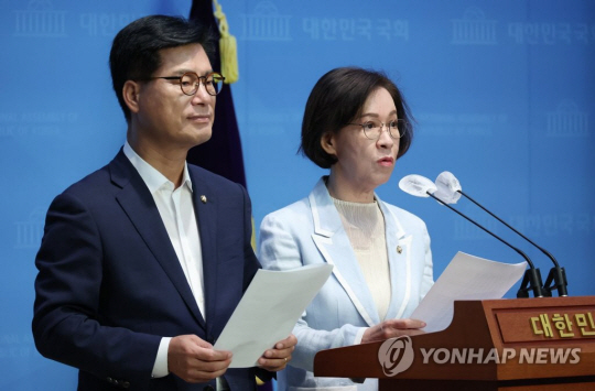 김영식, 이인선 국민의힘 의원이 21일 오전 국회에서 고준위 방폐물 특별법 처리 촉구 기자회견을 하고 있다. 연합뉴스.