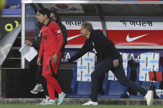 이강인(왼쪽)과 위르겐 클린스만 감독. 뉴시스