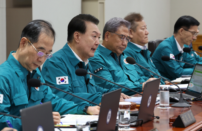 윤석열 대통령이 21일 오전 서울 용산 대통령실 청사에서 열린 을지 국무회의에서 “한·미·일 3국 협력체는 오커스와 쿼드 등과 함께 역내외 평화와 번영을 증진하는 강력한 협력체로 확대 발전해 나갈 것”이라며 캠프 데이비드 한·미·일 정상회의 내용을 설명하고 있다.   연합뉴스