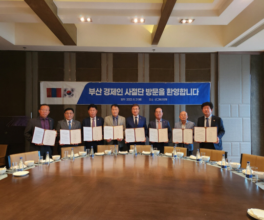 경남정보대와 부산기업인들이 몽골을 방문해 유학생 유치양해각서를  체결하고 있다. 경남정보대 제공