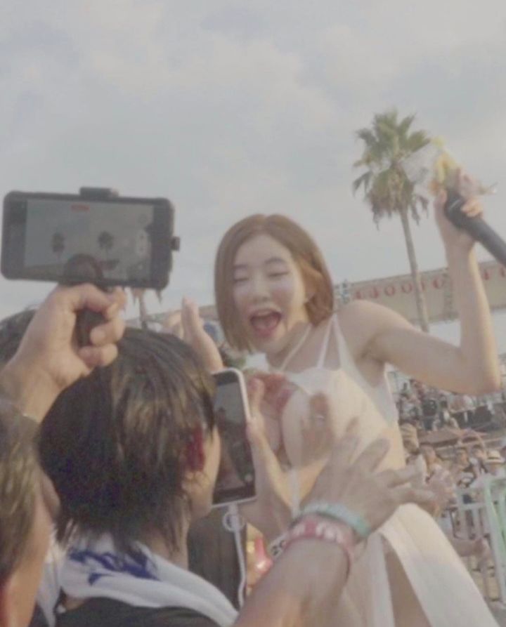 [서울=뉴시스] DJ 소다는 지난 13일 일본 오사카에서 열린 뮤직 서커스 페스티벌에서 공연하던 중 관객들에게 다가갔다가 성폭력 피해를 입었다. DJ 소다는 공연 다음 날 자신의 인스타그램에 성폭력 피해 사실과 증거 사진을 공개하고 “오사카 공연에서 한 명도 아니고 여러 명이 갑자기 제 가슴을 만지면서 속수무책으로 성추행을 당했다”고 밝혔다. (사진=DJ 소다 인스타그램 캡처) 2023.08.22. photo@newsis.com *재판매 및 DB 금지
