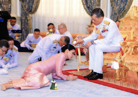 지난 2019년 라마 10세 국왕이 방콕의 두싯 궁전에서 결혼 서약 의식을 하면서 신부인 수티다 근위대장에게 성혼의 물을 부어주고 있다. 그의 네번째 결혼식이다. EPA 연합뉴스