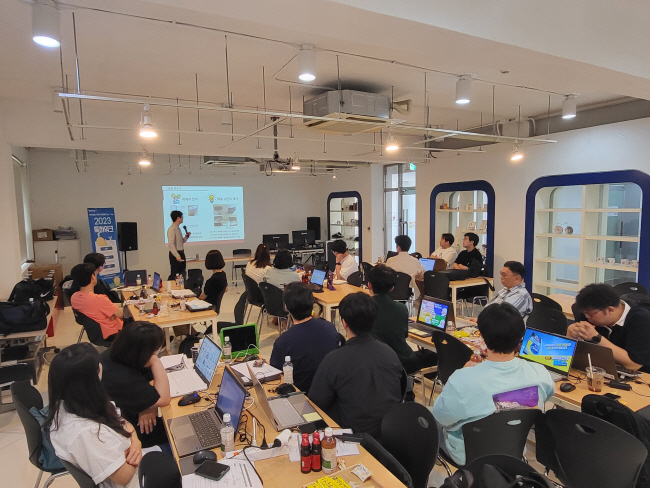 KT&G 구성원들이 지난 7월 ‘KT&G 상상마당 논산’에서 진행된 ‘2023 특허위크’ 프로그램에 참여해 강의를 듣고 있다.  KT&G 제공