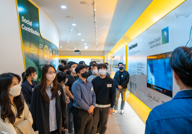 지난해 입사한 에쓰오일 직원들이 울산에서 진행된 신입사원 교류 행사 ‘개더링(Gathering)’에 참여하고 있다.  에쓰오일 제공