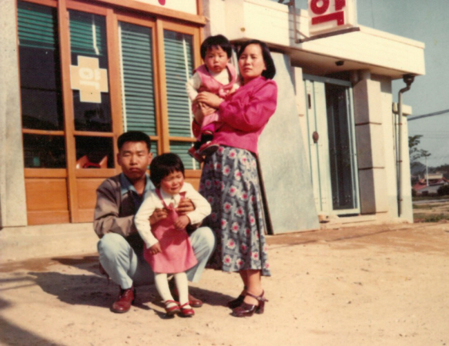 1975년쯤 광주 지역에서 군 복무할 때 찍은 가족사진. 아내의 희생과 헌신으로 아이들은 잘 자라서 사회에서 자기 몫을 제대로 하며 살고 있다.