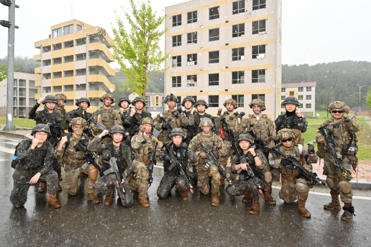 21일부터 25일까지 경기도 파주시 도시지역작전 훈련장에서 진행되는 ‘UFS／TIGER(을지 자유의 방패／타이거)’ 한미 연합 도시지역작전 훈련에 참가한 한미 장병들이 기념사진을 촬영하고 있다. 육군 제공