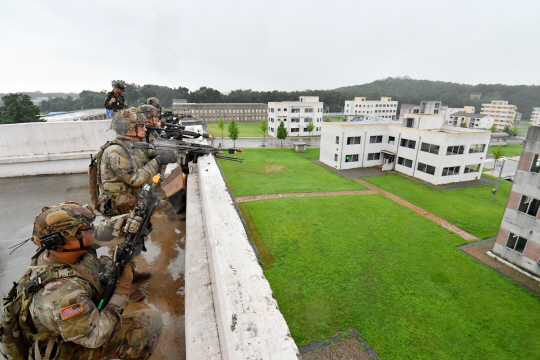 21일부터 25일까지 ‘UFS／TIGER(을지 자유의 방패／타이거)’ 일환으로 진행되는 한미 연합 도시지역작전 훈련에서 미 스트라이커 보병 장병들이 확보된 건물 위에서 아군 기동을 지원하기 위한 엄호사격을 하고 있다. 육군 제공